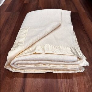 VTG Fieldcrest USA Touch of Class Luxurious Cream Blanket